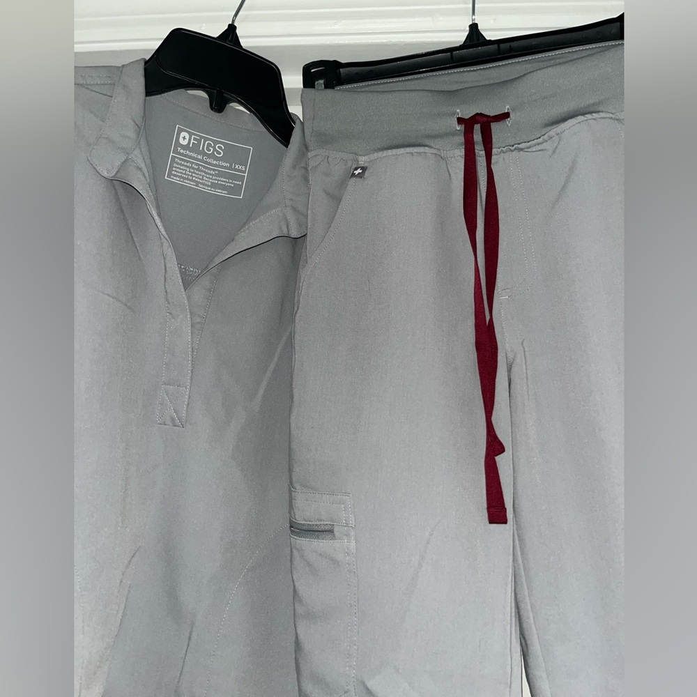 Grey Figs scrub jogger set - Picture 3 of 4